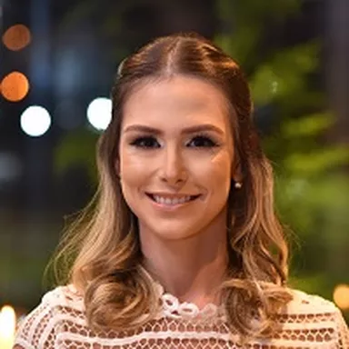 Dra. Yasmin Oliveira de Carvalho Dra. Yasmin Oliveira de Carvalho